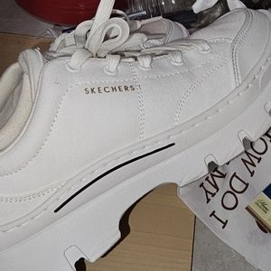 Sketcher tennis shoes. Size 8